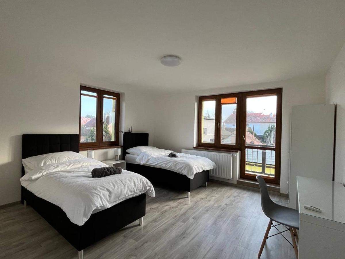 Apartment Golden Prague 78 Vestec  Bagian luar foto