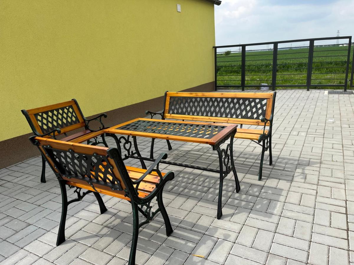 Apartment Golden Prague 78 Vestec  Bagian luar foto