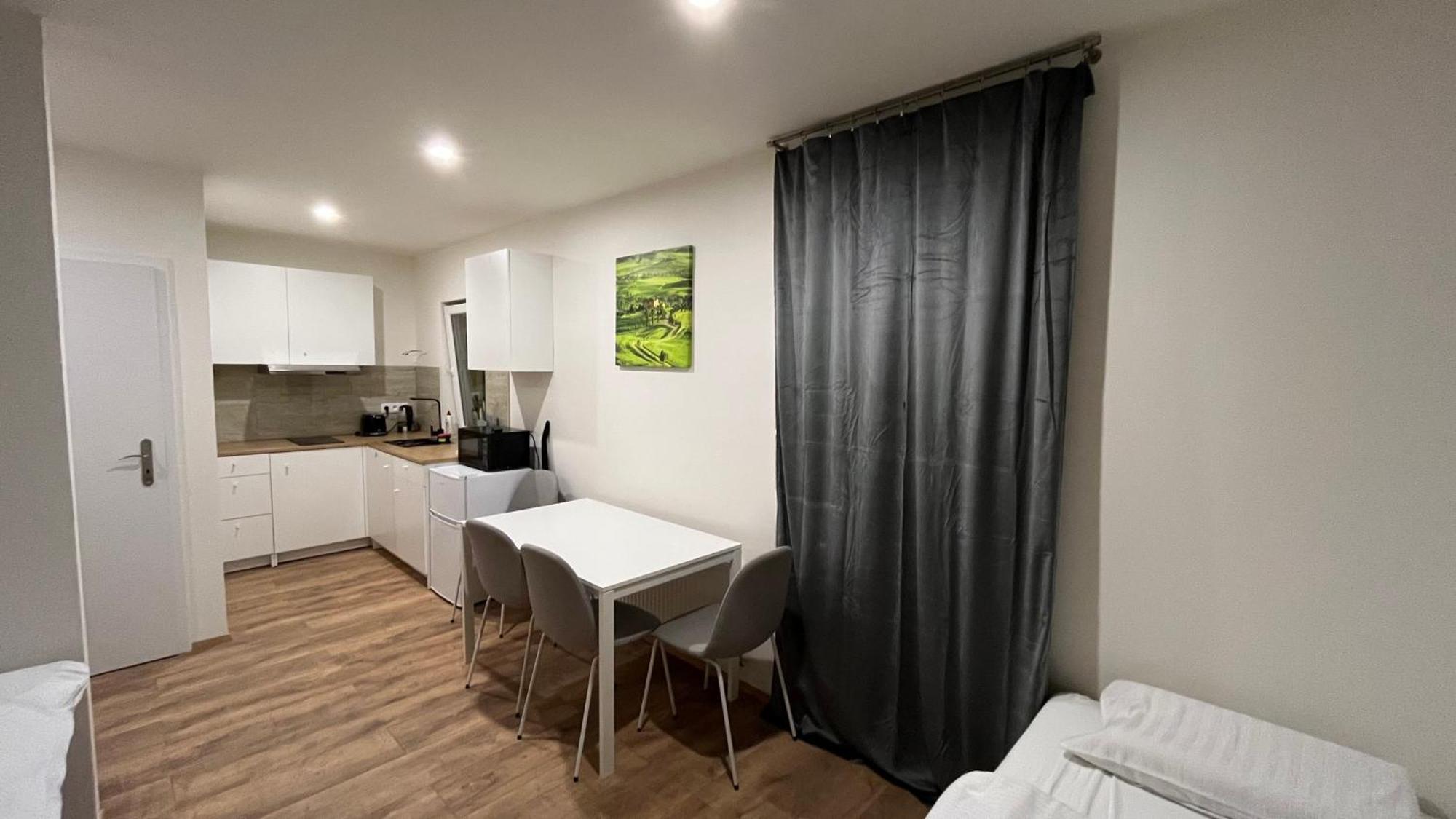 Apartment Golden Prague 78 Vestec  Bagian luar foto